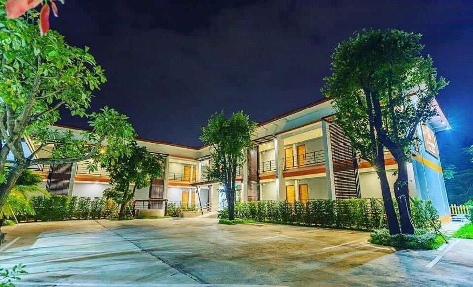 Barista Hotel Уттарадит Экстерьер фото